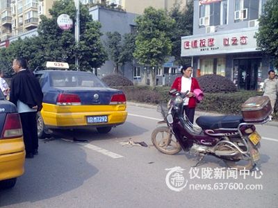 的士、摩托又相撞，开车一定要谨慎