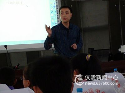 各路精英聚新政 物理竞教展风采
