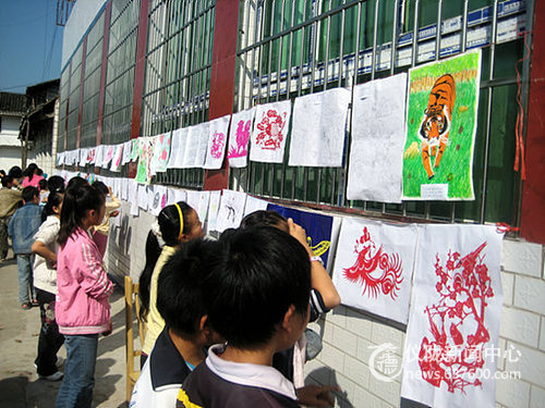 文星中学举行“七色阳光”学生书画作品展