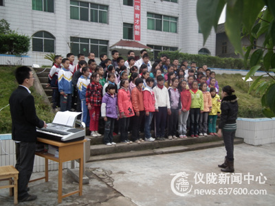 仪陇县中坝小学掀起“感恩•奋进”大家唱活动热潮