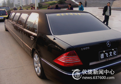 仪陇县惊现“豪华”加长型奔驰
