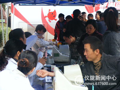 仪陇市民积极参与无偿献血活动（组图）