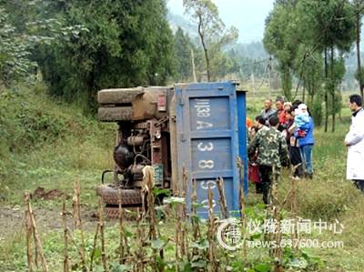 雨天路湿农用车翻下田