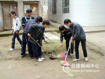 龙桥小学组织学生开展义务劳动