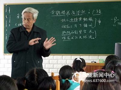 回春小学： 老教师挥汗讲台，“夕阳红”照亮新人