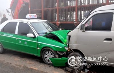 大雾惹祸 潆新路连发3起交通事故