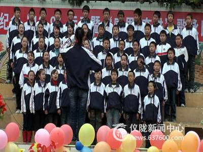 仪陇县金城中学凝聚感恩之情、传唱奋进之歌