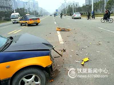 仪陇县教育局旁昨日两的士“相碰”