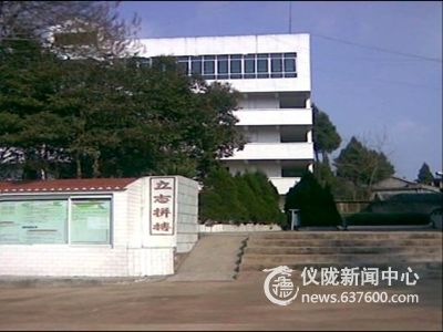 仪陇县环山小学通过县绿色学校检查验收