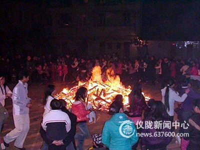 熊熊篝火迎新春 欢歌笑语话来年