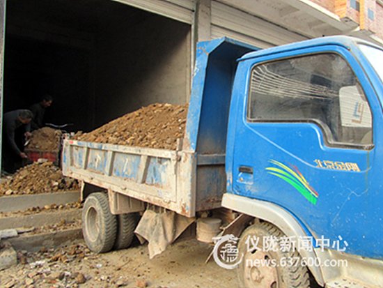 业主举报违章建筑 三部门踢足球