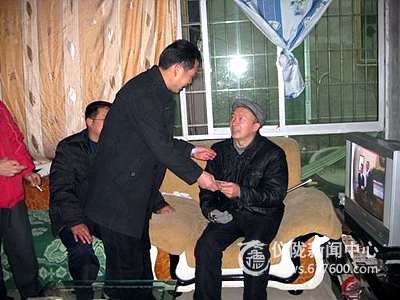 仪陇县双盘小学访贫问苦送温暖