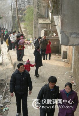 仪陇人新春时兴爬山