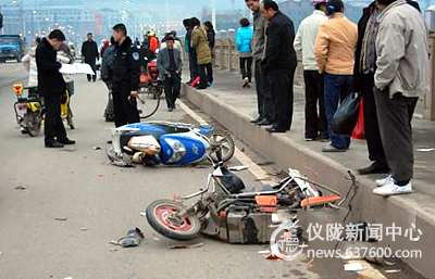 仪陇新政嘉陵江大桥 一车三电摩追尾