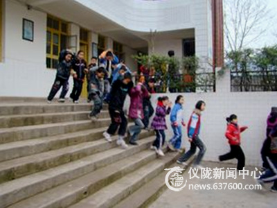 仪陇县龙桥小学开展楼道疏散演练活动