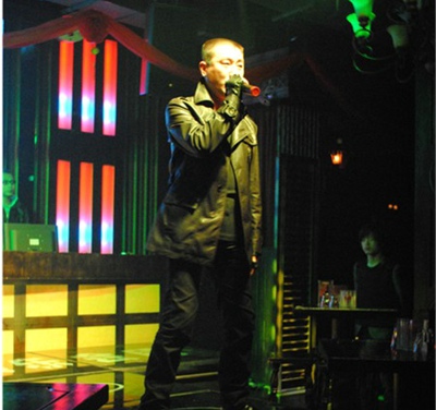 异乡追梦人——酒吧里的驻唱歌手