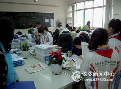 仪陇县实验校携手结对学校教师远赴成都学习