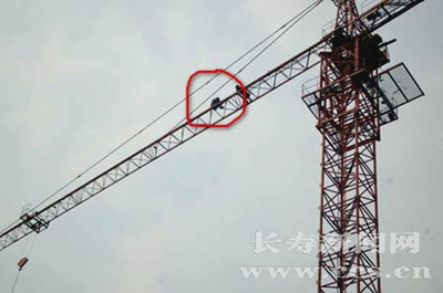 危险讨薪行为 仪陇一男子爬上30米塔吊
