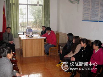 仪陇县双盘小学召开“三八妇女节”座谈会