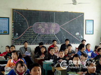 三月桃花红满园 三尺讲台竞风流