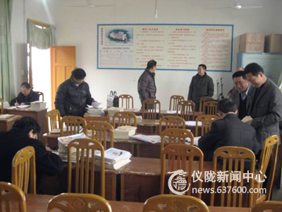 仪陇县教育局检查双盘小学教学常规工作