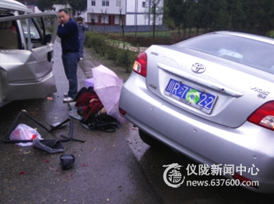 避让大货车 面包车撞上小轿车