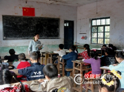 独手执教 富家女成“山村最美女教师”