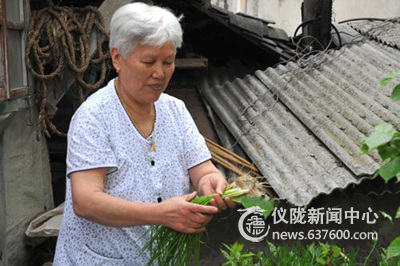 仪陇73岁太婆不怕冷 四季夏装着身