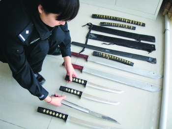 专找女子下手 犯下系列劫案的团伙“栽了”