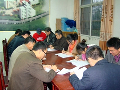 龙桥小学组织党员教师认真学习贯彻县第十二次党代会精神