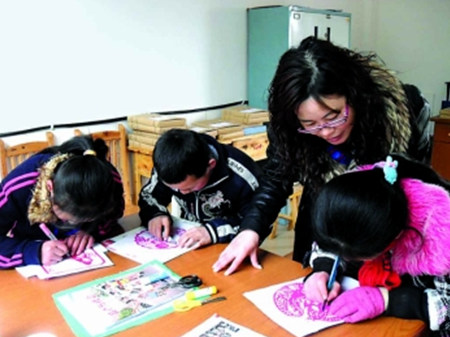 巧手“剪”出快乐童年