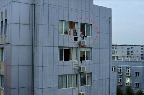 仪陇一妇女高悬窗外做危险动作欲轻生 消防机智营救