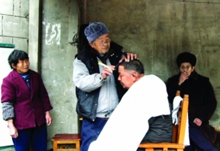 仪陇新政老街上的老剃头匠