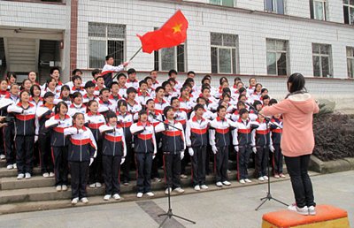 马鞍中学举行纪念“一二·九”运动七十六周年广播操暨歌咏比赛