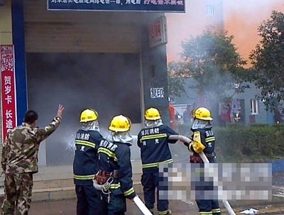 仪陇嘉欣路锦弘苑一商铺因换煤气罐发生火灾