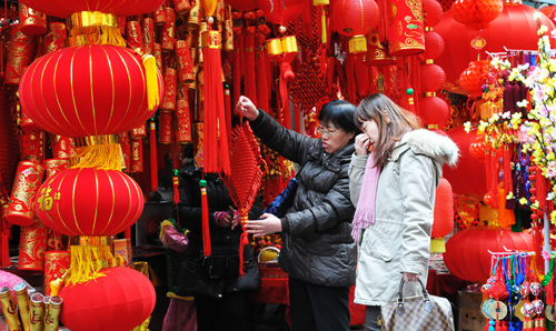 春节将至 仪陇金城节日饰品卖得俏