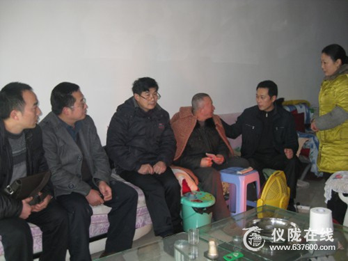 仪陇县双盘小学新年开展送温暖活动