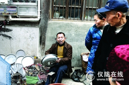 仪陇新政老街里的补锅匠