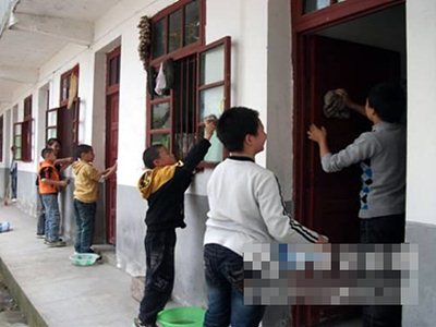 石佛小学少先队员到敬老院参加义务劳动