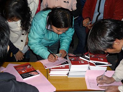 仪陇籍美女与夫策划出书弘扬爱