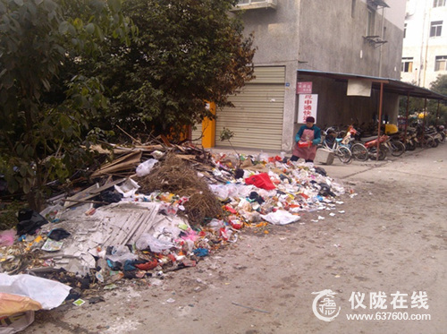 仪陇网民报料：万德小区脏乱差 节日氛围遭破坏