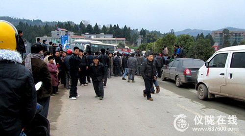 开车安全第一：仪陇新马路特大车祸（多图）