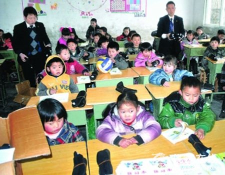 仪陇志愿者为山区留守娃捐赠美国布鞋