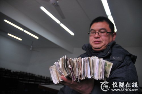 图看新闻:2月20日仪陇县武棚小学为王德万老师捐款过程