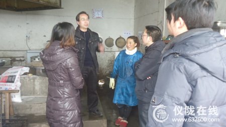 仪陇县药监局领导到九龙小学检查食品卫生安全工作