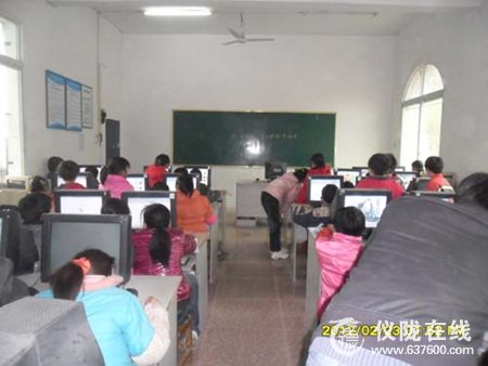 仪陇回春小学电脑制作展风采