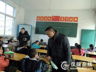 仪陇县红十字会对度门小学“红色小餐盒”实施情况进行调研