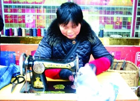 仪陇缝纫世家 昔日“香饽饽” 如今“路边摊”