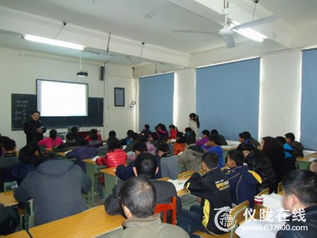 领导干部俯下身子率先开展教研活动