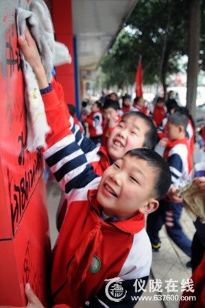仪陇新政小学生走出校门 开展志愿者服务活动